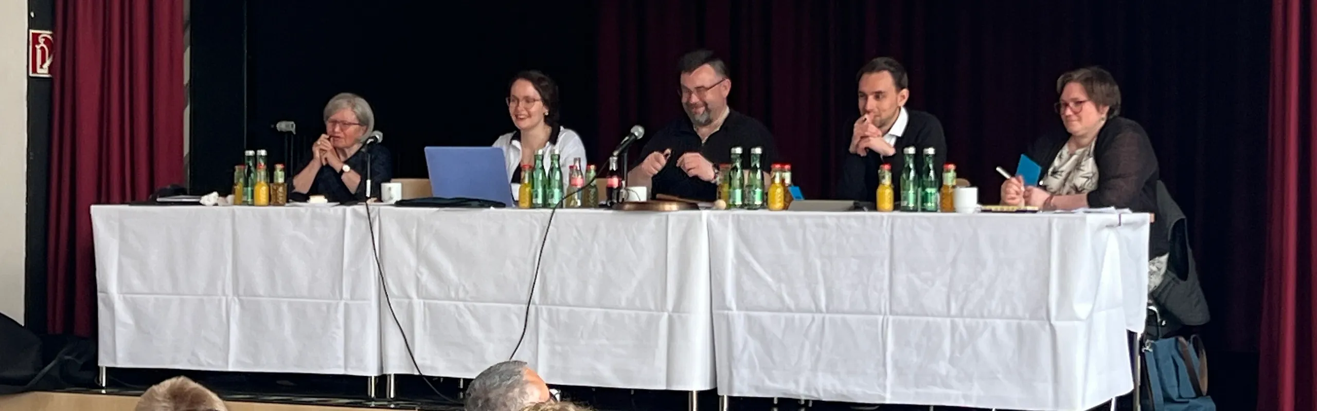 Präsidium auf der Bühne bei der Frühjahrssynode 2026