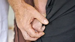 Eine Hand umfasst eine andere Hand