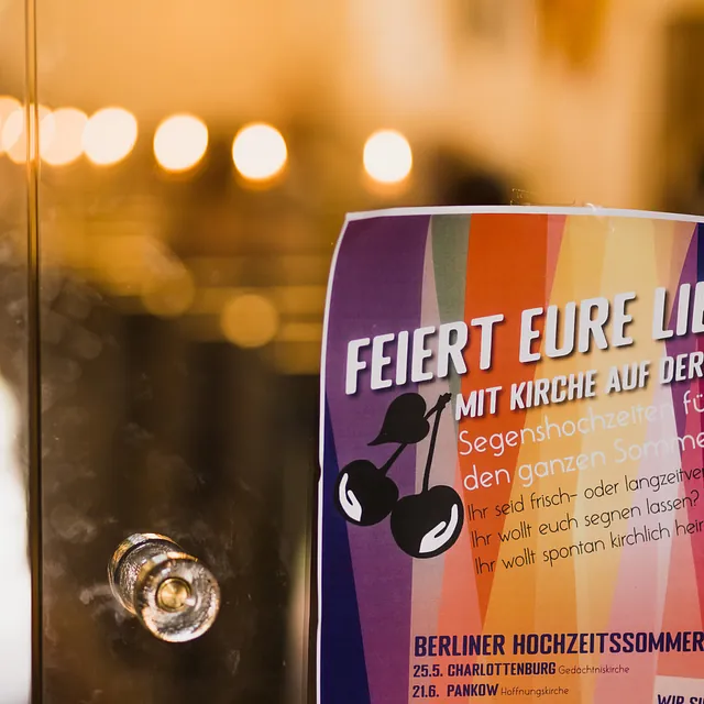 Plakat zum Berliner Hochzeitsommer mit Überschrift "Feiert eure Liebe!"