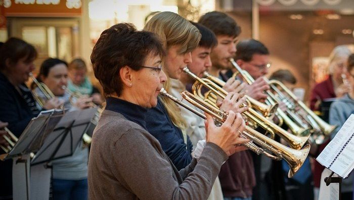 Erwachsene Blechbläser:innen in Aktion