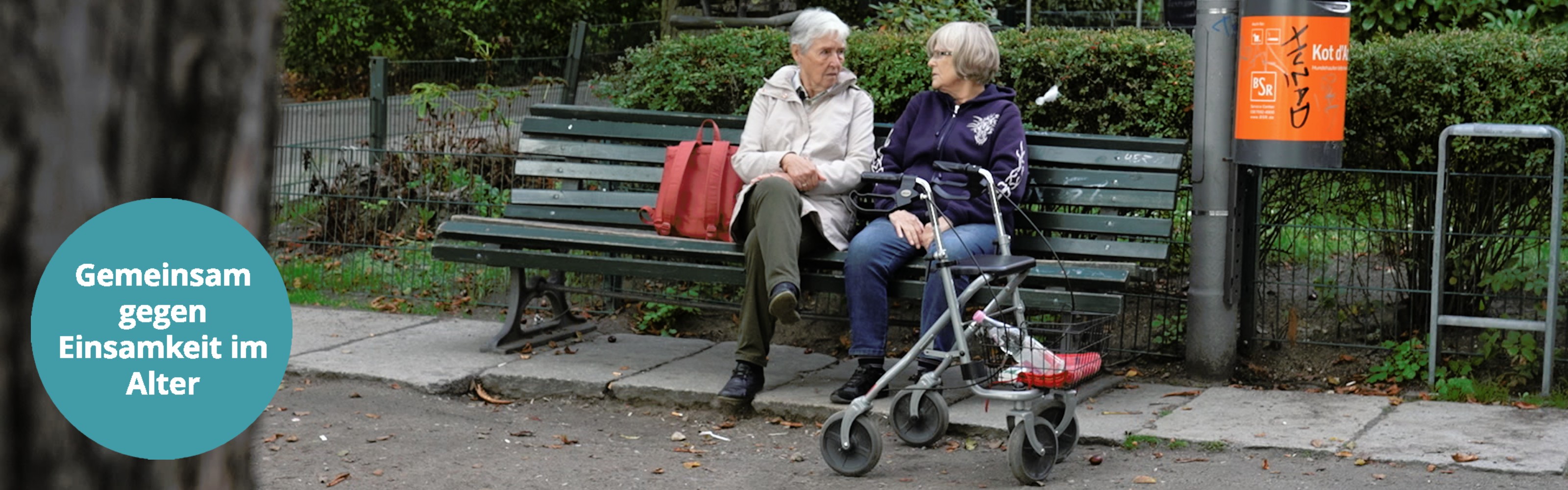 Zwei Seniorinnen mit einem Rollator auf einer Parkbank im Gespräch, Logo mit Text 'Gemeinsam gegen Einsamkeit im Alter'