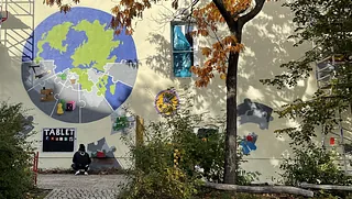 Haus der KreativFabrik von vorne, darauf eine Weltkugel