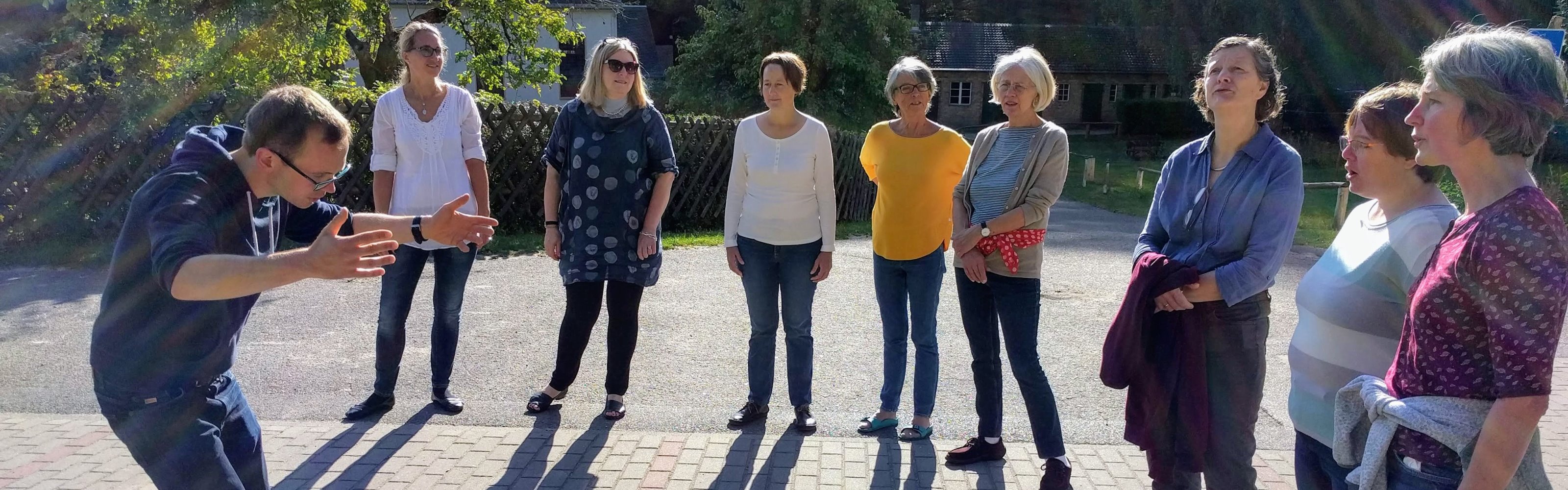 Der Kleine Chor Lübars bei der Chorprobe im Freien