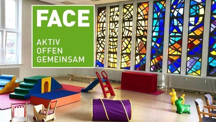 Grünes Logo FACE mit Text "Aktiv, offen, gemeinsam", dahinter Kirchraum der Apostel-Petrus-Kirche