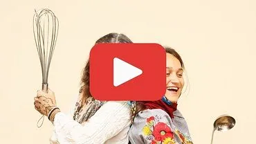 Zwei Mädchen mit Kochgeräten, davor ein YouTube-Playbutton