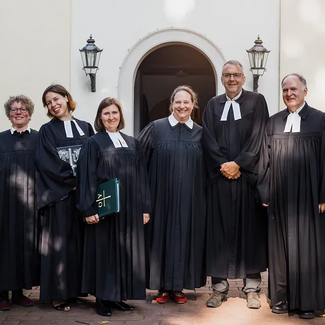 Das Pfarrteam des Segenshochzeitsfestivals vor der Dorfkirche Lübars