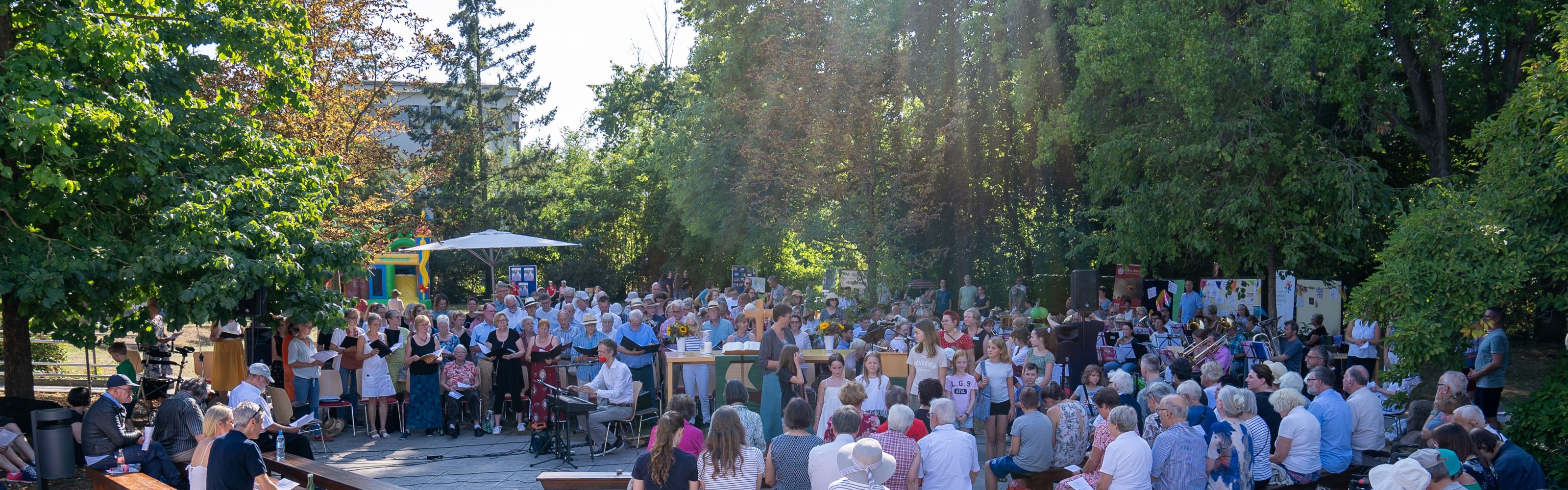 Sommerfest des Kirchenkreises 2024 im Freien mit vielen Menschen