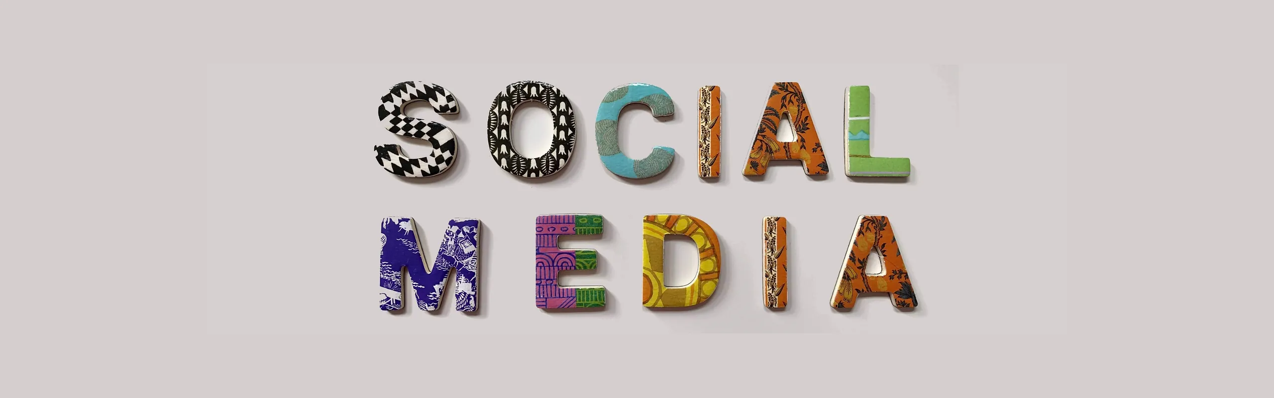 Text 'Social Media' mit unterschiedlich künstlerisch gestalteten Buchstaben