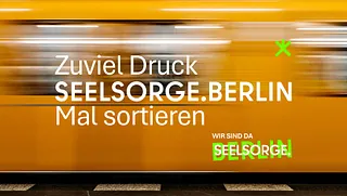 Eine fahrende Berliner U-Bahn, darüber Schrift "Zuviel Druck Seelsorge.Berlin Mal sortieren"