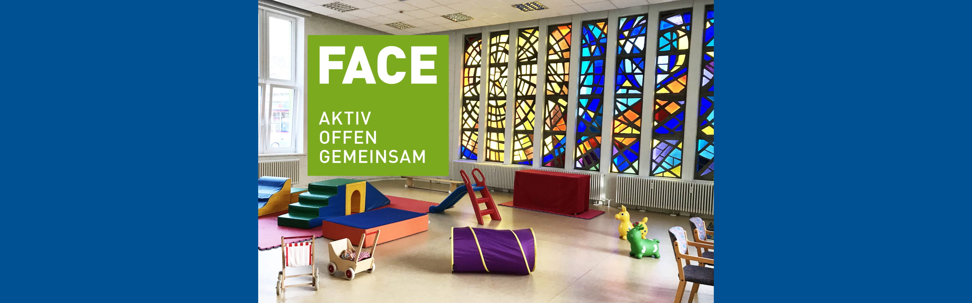 Grünes Logo FACE mit Text "Aktiv, offen, gemeinsam", dahinter Kirchraum der Apostel-Petrus-Kirche