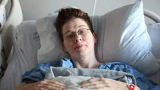 Frau liegt im Krankenhaus im Bett