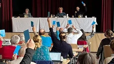 Tagung der Kreissynode Reinickendorf bei der Abstimmung