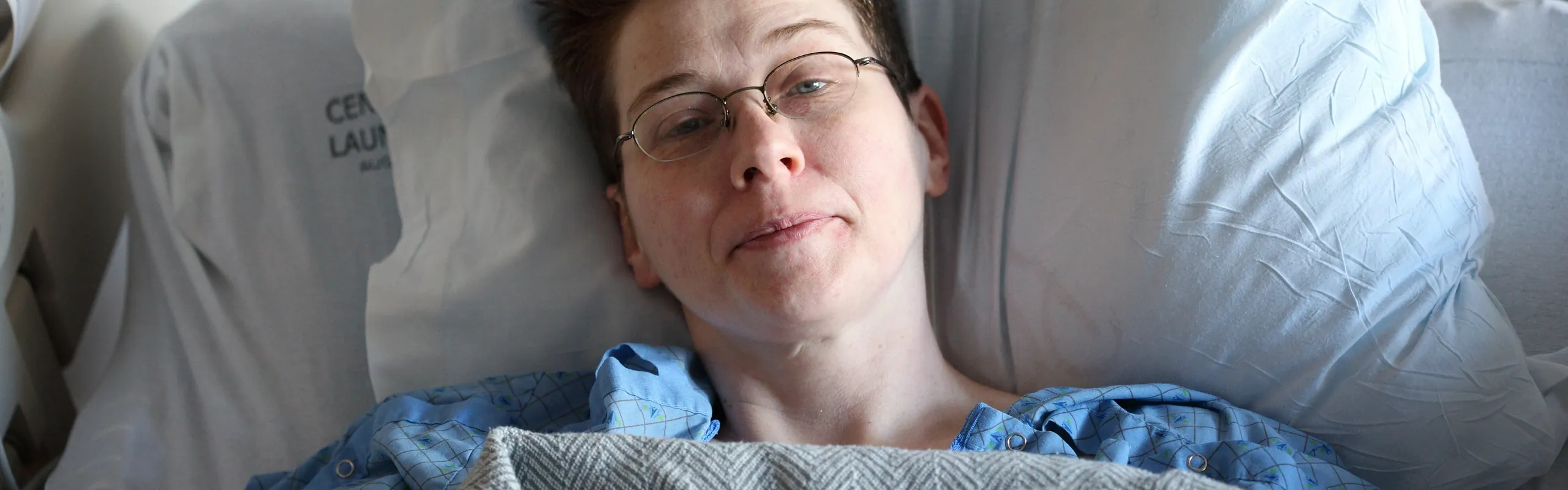 Eine Frau im Krankenhaus im Bett liegend