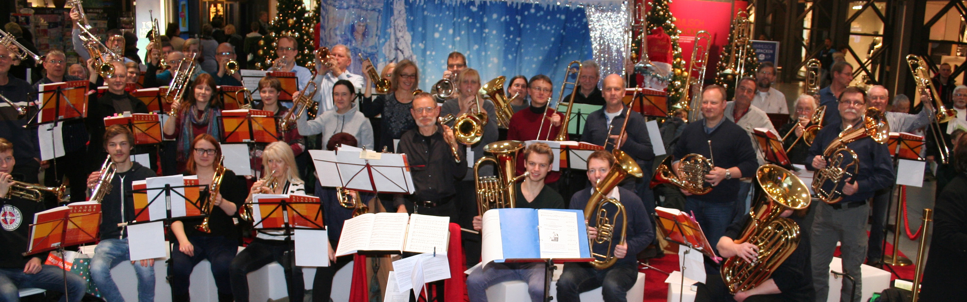 Blechbläser:innen bei einer Adventsveranstaltung zum Mitsingen in den Borsighallen