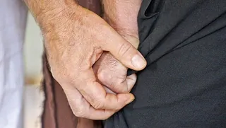 Eine Hand hält eine zweite Hand
