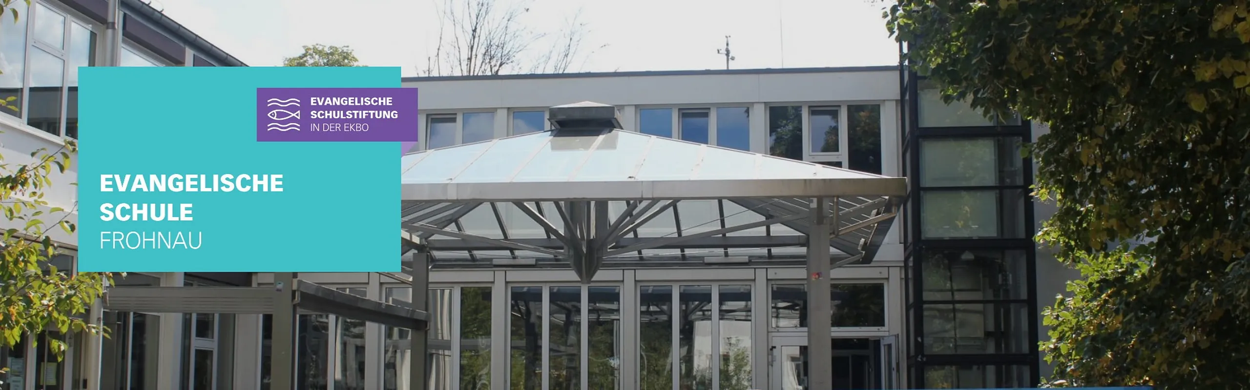 Eingang der Evangelischen Schule Frohnau mit Schullogo
