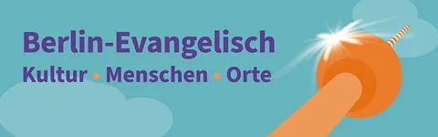 Ein orangefarbener Lichtstrahl durchbricht Wolken, mit deutschem Text: "Berlin-Evangelisch Kultur - Menschen Orte"