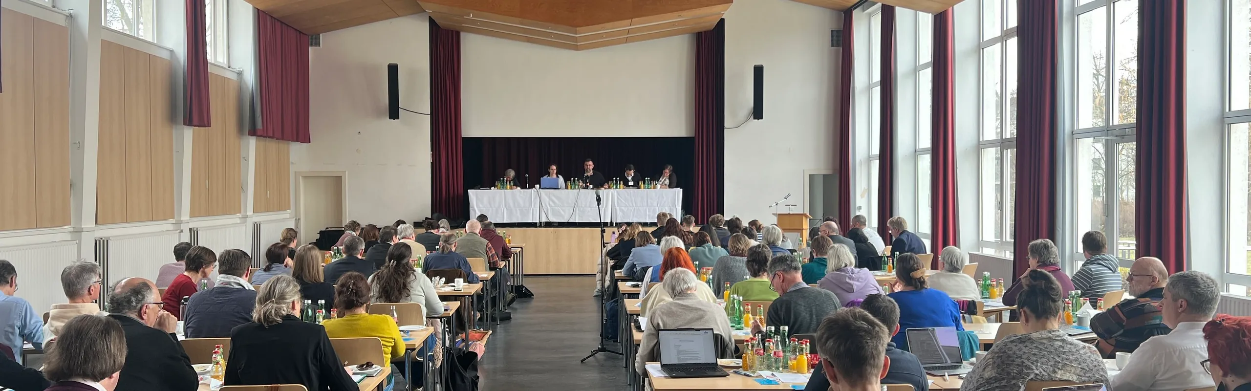 Saal mit Tagungsteilnehmenden bei der Frühjahrssynode