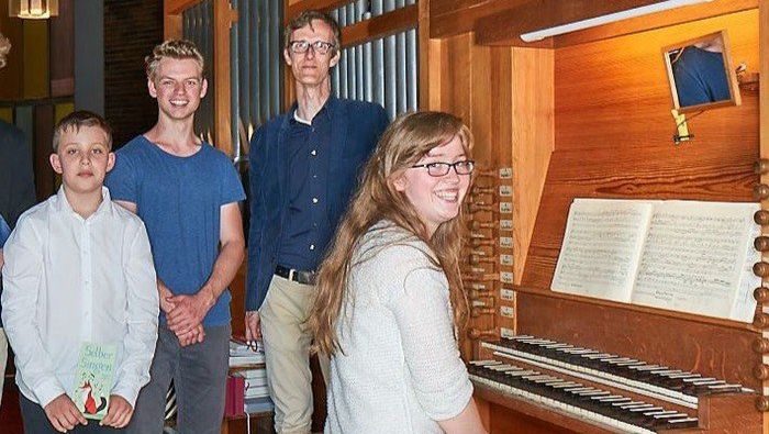 Jörg Walter mit Orgelschüler:innen