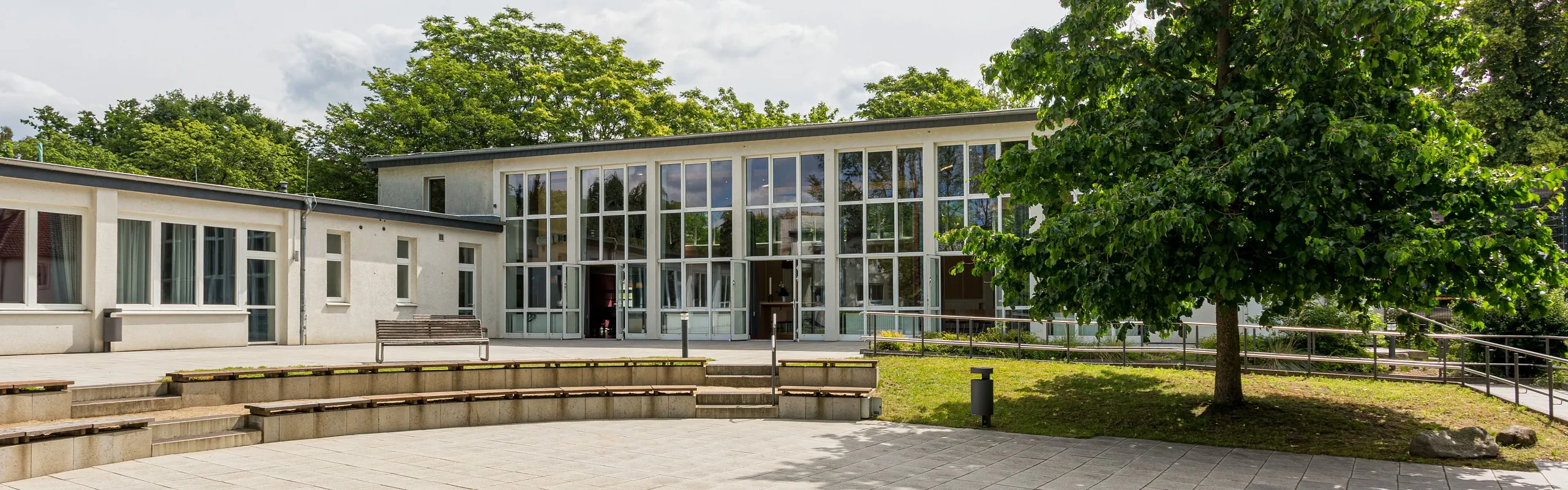 Hermann-Ehlers-Haus vom Garten aus gesehen