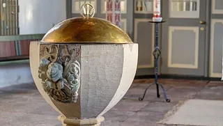 Taufbecken mit goldenem Deckel