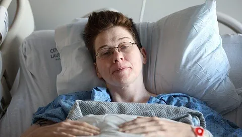 Frau im Krankhausbett liegend