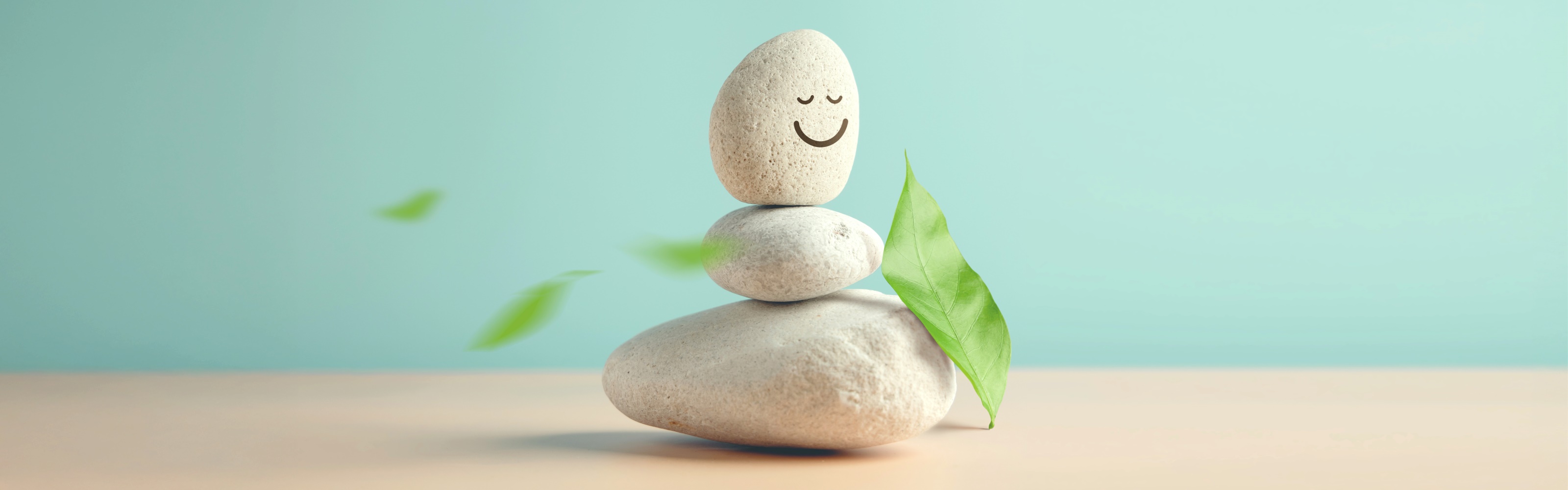 Lächelndes Stein-Männchen aus 3 übereinanderliegenden, runden Steinen