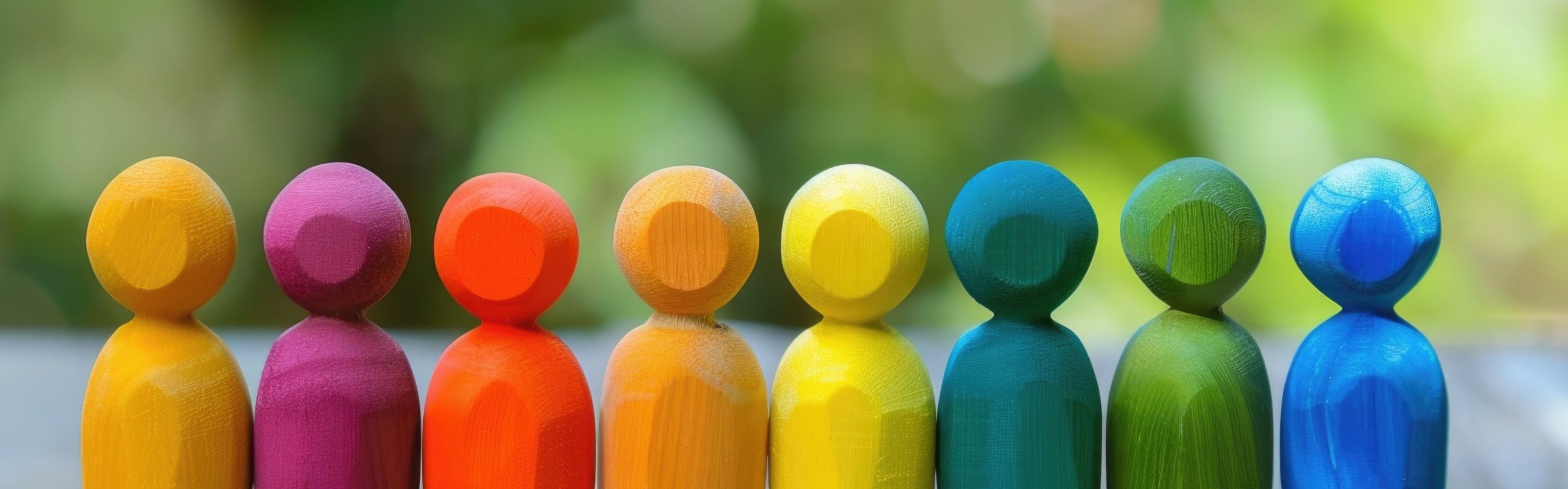 Bunte Holzfiguren in Regenbogenfarben
