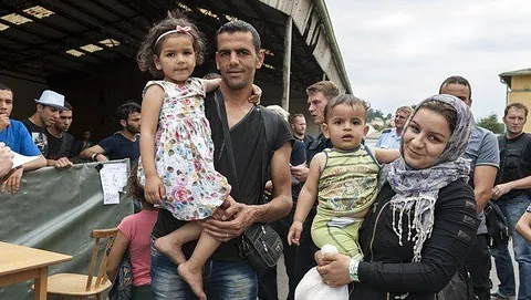 Geflüchtete Familie in einem Ankunftszentrum